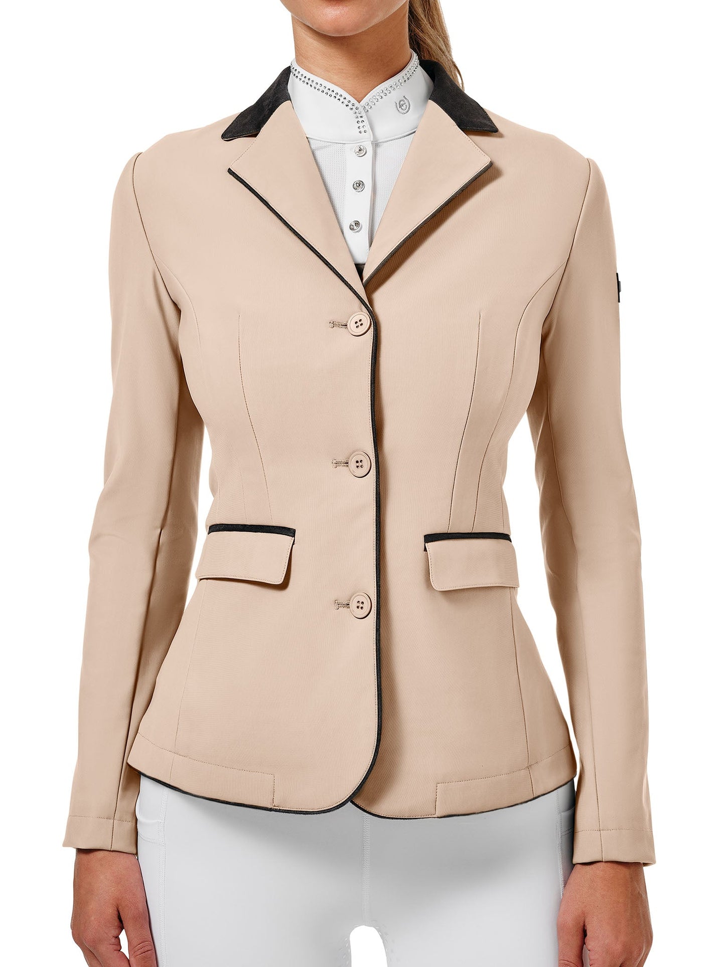 https://cdn.shopify.com/s/files/1/0641/6134/9832/files/Sand-Classic-show-jacket-17031-1536x2048_1.jpg?v=1767856751