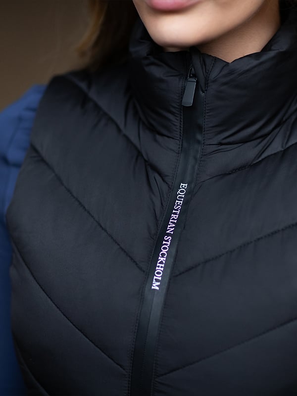 https://cdn.shopify.com/s/files/1/0641/6134/9832/files/black-equestrian-vest-ridvast-reiterweste-bodywarmer-on2-1.jpg?v=1760011480