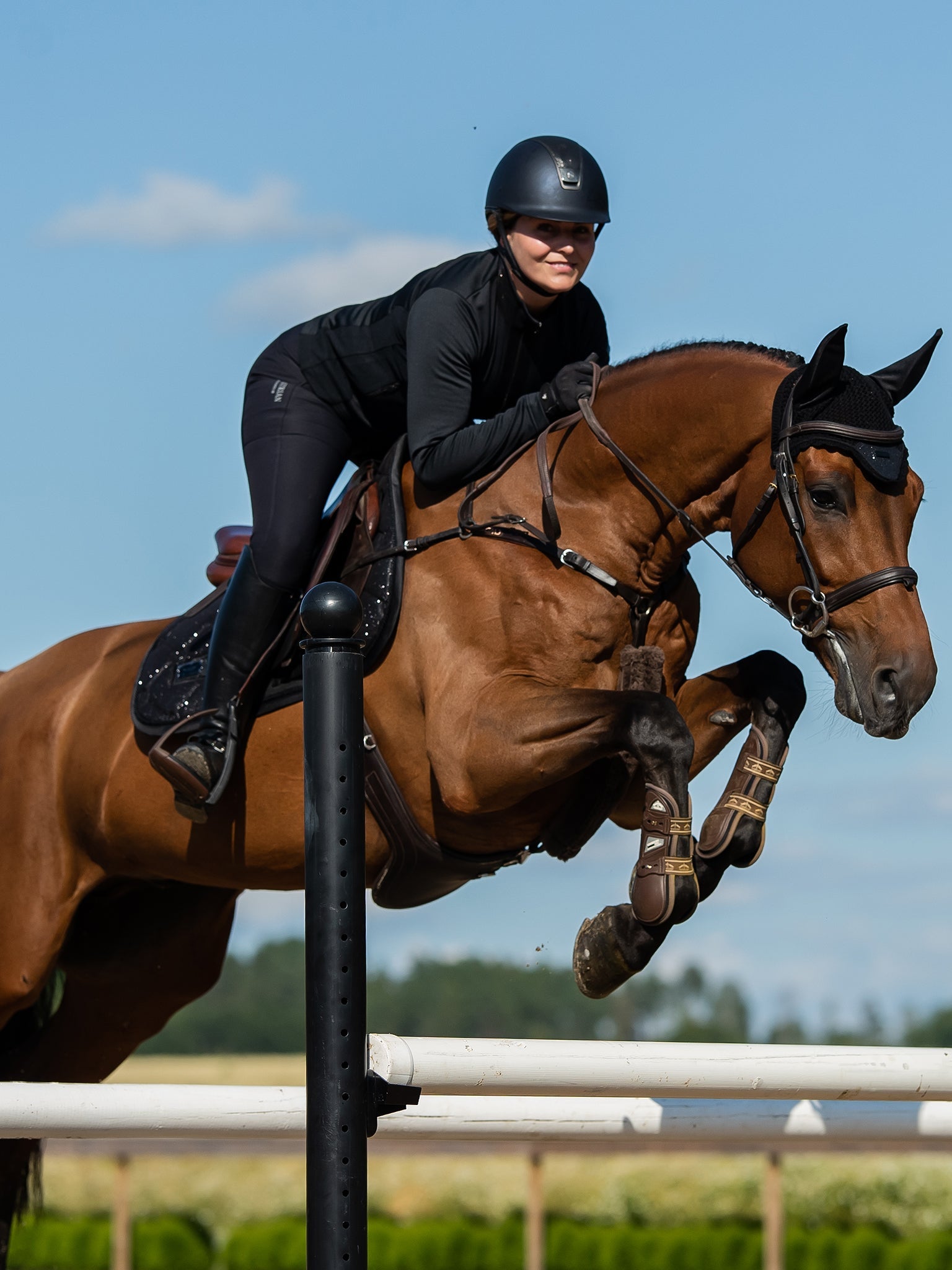 Stylish All Black Glimmer Horse Ear Bonnet: Comfort & Noise Reduction