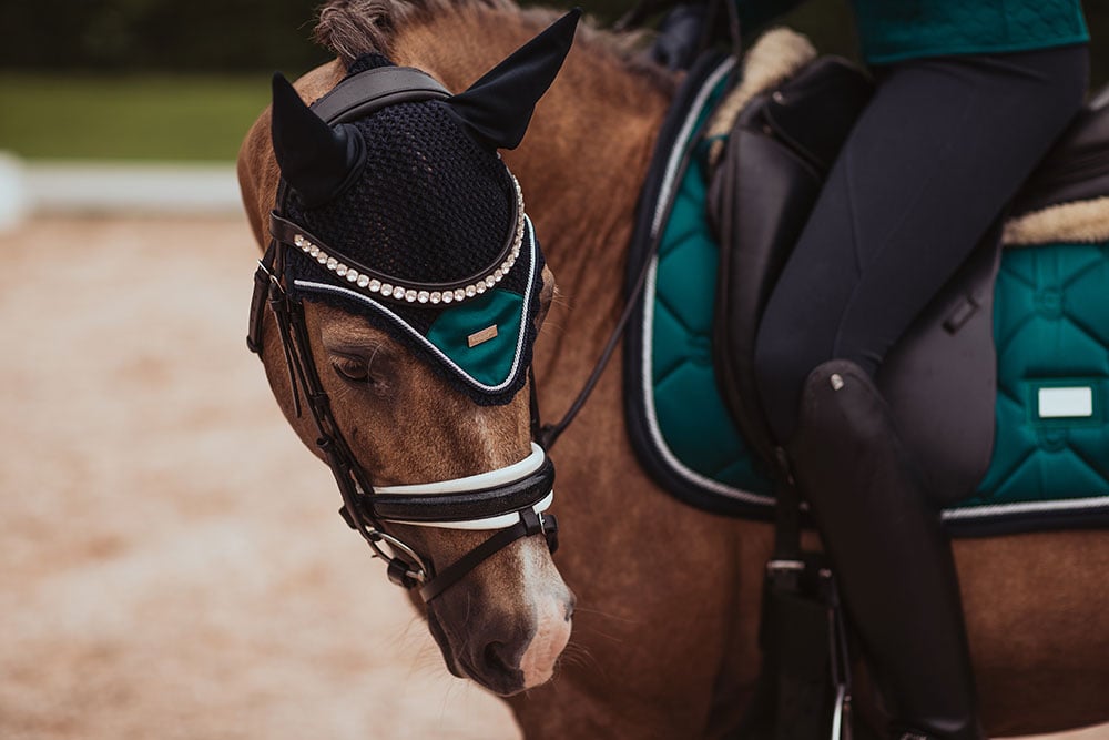Luxurious Emerald Ear Bonnet for Horses: Noise Reduction & Insect Protection